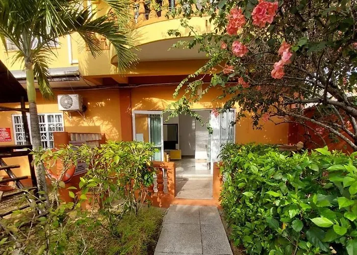 Self Catering With Pool * Beau Vallon (Mahe)