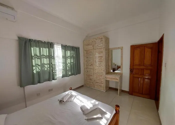 Self Catering With Pool * Beau Vallon (Mahe)
