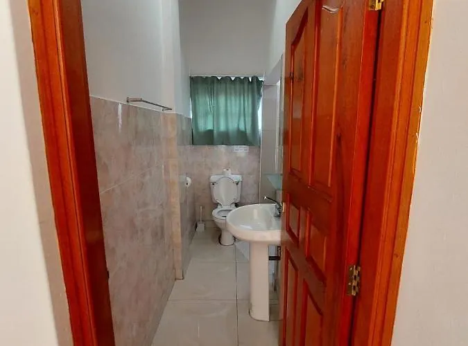 Self Catering With Pool * Beau Vallon (Mahe)